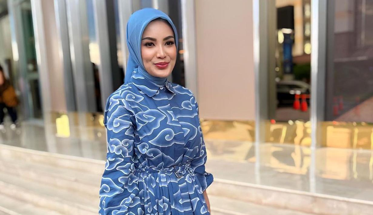 Nindy Ayunda menjadi sorotan netizen usai mantap menggunakan hijab. Keputusannya ini dibuat kala dirinya menjalani ibadah umroh beberapa waktu lalu. (Liputan6.com/IG/@nindyayunda)