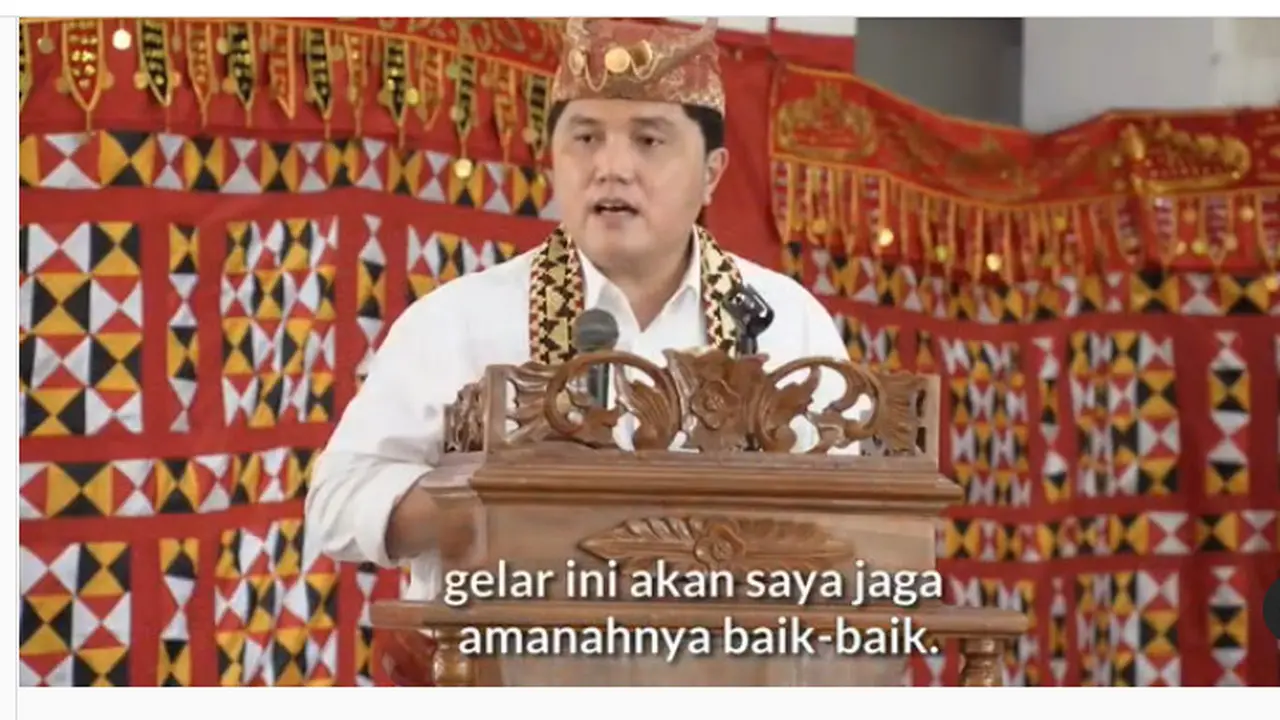 Menteri BUMN Erick Thohir menerima gelar adat dari Masyarakat Lampung.