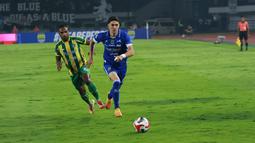 Pemain Persib Bandung, Federico Barba mengejar bola dibayangi pemain PSBS Biak pada laga pekan ke-18 BRI Super League 2025/2026 di Stadion GBLA, Kota Bandung, Minggu (25/1/2026) malam. (Bola.com/Erwin Snaz)