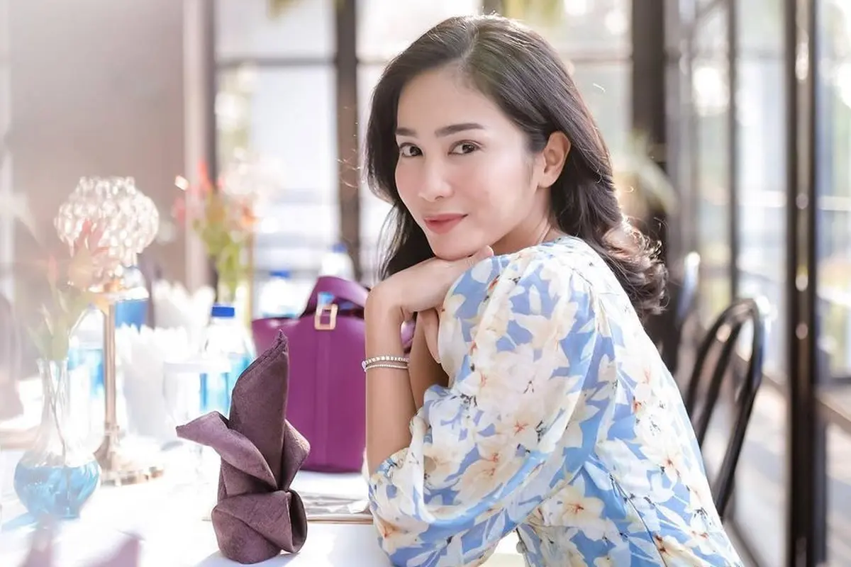 Edit Video dengan Kain Sari Bak Perempuan India, Ini Koleksi Dress Bunga Zainal yang Sukses Bikin Tampilan ala Princess