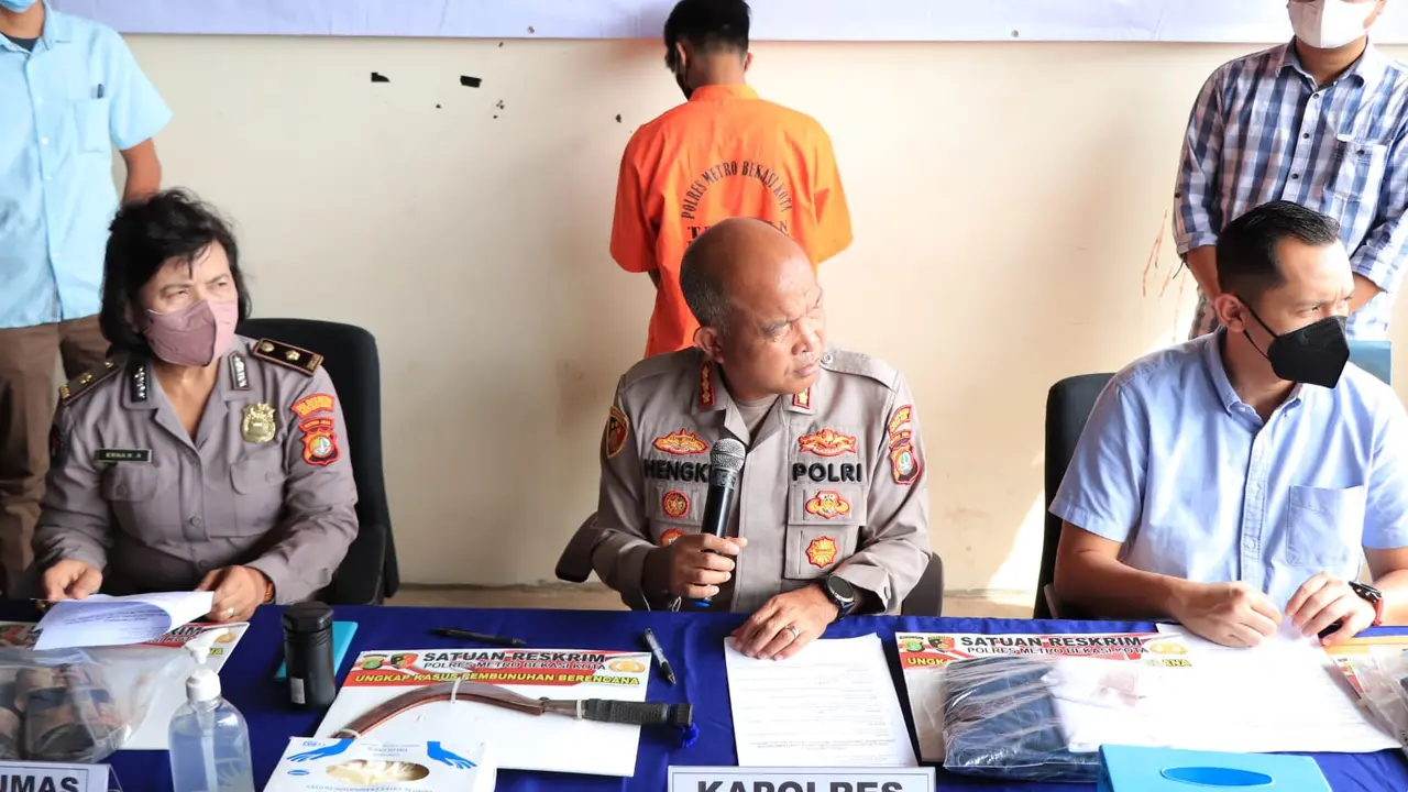 ﻿Polisi meringkus pria berinisial AY (29) yang membacok kakak ipar kekasihnya sendiri hingga tewas, di Kelurahan Bintara, Bekasi Barat, Kota Bekasi, Jawa Barat. (Liputan6/Bam Sinulingga)