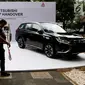 Mobil listrik terparkir di halaman Kementerian Perindustrian (Kemenperin) di Jakarta, Senin (26/2). Mitsubishi Motors menghibahkan 10 unit mobil listrik kepada pemerintah Indonesia. (Liputan6.com/JohanTallo)