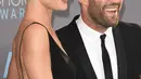 Rosie Huntington Whiteley dan Jason Statham tersenyum saat tiba untuk menghadiri ajang Critics' Choice Awards ke-21 di Santa Monica, California (17/1). (Jason Merritt/Getty Images/AFP)