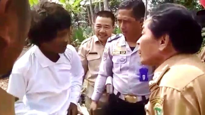 Bupati Banjarnegara, Budhi Sarwono menyuapi makanan, memberi minum, dan memakaikan baju ke orang gangguan jiwa yang ditemukannya di pinggir jalan. (Foto: Liputan6.com/Humas Pemkab BNA/Muhamad Ridlo).