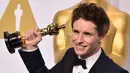 Aktor Eddie Redmayne yang baru pertama kalinya dinominasikan Oscar, langsung berhasil menyandang gelar Aktor Terbaik Oscar 2015 untuk perannya dalam film "The Theory of Everything." (Photo by Jordan Strauss/Invision/AP)