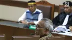 Kepala Biro Hukum Sekjen KPU, Sigit Joyowardono saat menjadi saksi pada sidang lanjutan penyebaran berita bohong tentang 7 kontainer berisi surat suara Pemilu 2019 telah tercoblos dengan terdakwa Bagus Bawana Putra di Pengadilan Negeri Jakarta Pusat, Kamis (11/4). (Liputan6.com/Helmi Fithriansyah)