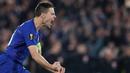 Bek Chelsea, Cesar Azpilicueta berselebrasi setelah pertandingan melawan Eintracht Frankfurt pada semifinal Liga Europa di stadion Stamford Bridge, London (10/5/2019). Chelsea akan menghadapi Arsenal pada laga final Liga Europa. (Reuters/David Klein)