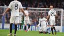 Para pemain Qarabag tampak kecewa setelah dibobol Chelsea pada laga Liga Champions di Stadion Stamford Bridge, London, Selasa (12/9/2017). Chelsea menang 6-0 atas Qarabag. (AFP/Ben Stansall)