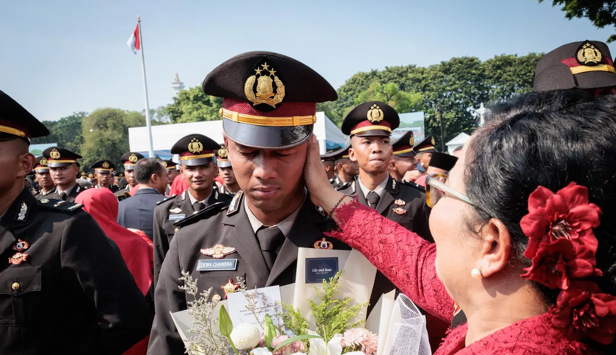 Suasana haru dan bangga mewarnai Istana Kepresidenan usai upacara Prasetya Perwira (Praspa) TNI dan Polri. (YASUYOSHI CHIBA/AFP)