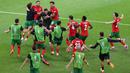 Kiper Portugal, Diogo Costa bersama rekan-rekannya merayakan kemenangan atas Slovenia pada babak adu penalti saat babak 16 besar Euro 2024 di Frankfurt Arena, Frankfurt, Jerman, Senin (02/07/2024) WIB. (AFP/Daniel Roland)