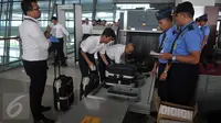 Kementerian perhubungan saat menggelar simulasi pengecekan barang bawaan di Terminal 3 Ultimate Bandara Internasional Soekarno-Hatta, Tangerang, Senin (1/8). Terminal 3 Ultimate akan beroperasi  pada 9 Agustus mendatang. (Liputan6.com/Johan Tallo)