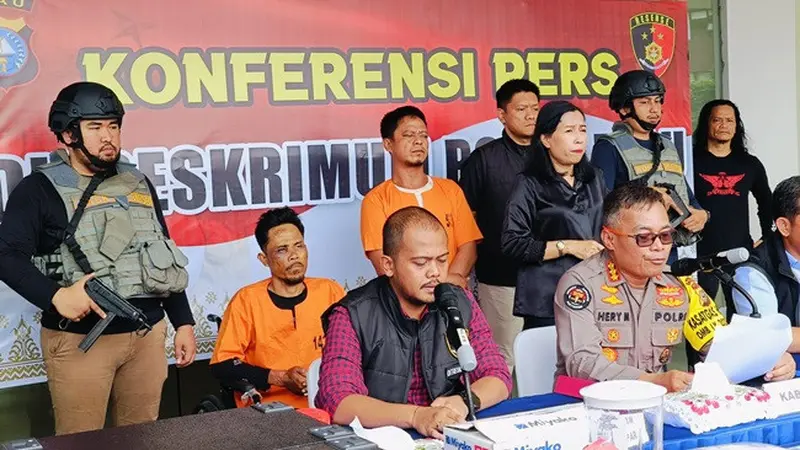 Dua tersangka perampokan bersenjata api (baju oranye) terharap karyawan perusahaan sawit di Kabupaten Kampar.