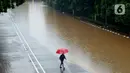 Warga berjalan melintasi kawasan Cawang-Uki, Jalan DI Panjaitan, Jakarta, Selasa (25/2/2020). Hujan yang mengguyur Jakarta sejak dini hari tadi membuat kawasan tersebut terendam banjir sekitar satu meter. (merdeka.com/Imam Buhori)