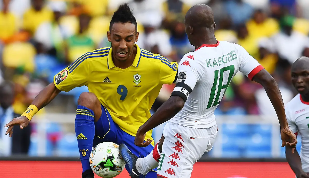 Pierre-Emerick Aubameyang. Striker Gabon berusia 33 tahun yang sejak tengah musim 2021/2022 berseragam Barcelona ini sejatinya memiliki 4 opsi untuk memperkuat timnas, yaitu Gabon, Prancis, Italia dan Spanyol. Gabon merupakan tempat kelahiran sang ayah, Prancis merupakan tempat kelahirannya, sementara italia dan Spanyol merupakan tempat ia lama menetap. Ia sempat mendapat tawaran untuk bermain bersama Timnas Italia U-19 yang akhirnya ditolaknya. Pada 28 Maret 2009 ia akhirnya melakukan debut bersama Timnas Gabon dan total mengoleksi 72 caps dengan torehan 30 gol dan 10 assist dan baru saja memutuskan pensiun dari timnas pada 18 Mei 2022. (AFP/Gabriel Bouys)