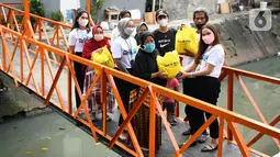 Karyawan milenial Bank BTN membagikan bantuan paket sembako kepada masyarakat kurang mampu di kawasan Menara Bank BTN di Jakarta, Senin (11/4/2022). Ratusan paket sembako tersebut merupakan komitmen BTN dalam mendukung tercapainya pemenuhan hak dasar manusia. (Liputan6.com/HO/BTN)