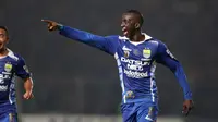 Makan Konate merayakan gol kedua Persib yang dicetaknya ke gawang Sriwijaya FC dalam Final Piala Presiden 2015 di Stadion Utama Gelora Bung Karno, Jakarta, Minggu (18/10/2015). (Bola.com/Vitalis Yogi Trisna)