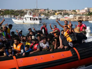 Para imigran tiba di pelabuhan pulau Lampedusa, Italia, pada 18 September 2023. (Zakaria ABDELKAFI / AFP)