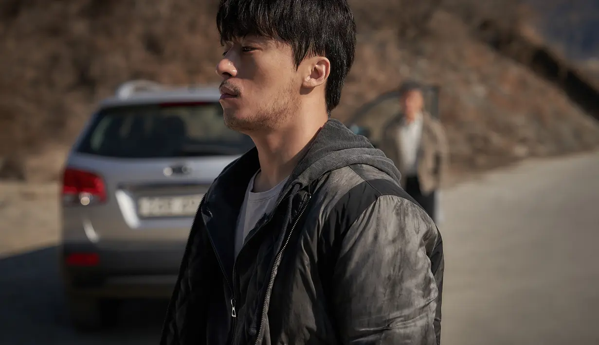 Di sana dia menemukan adik perempuannya hilang, sementara kakak perempuannya bertingkah aneh. Dia kemudian terhubung dengan parasit saat mencari saudara perempuannya yang hilang. (Foto: Netflix)