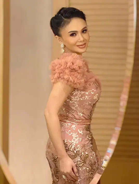 "Aku mencari kontrakan dan mendirikan sekolah. Alhamdulillah akreditasinya A dan kini ada lebih dari 100 anak yang diajarkan 14 guru lulusan Sarjana PAUD," lanjut Yuni Shara. (Instagram/yunishara36)