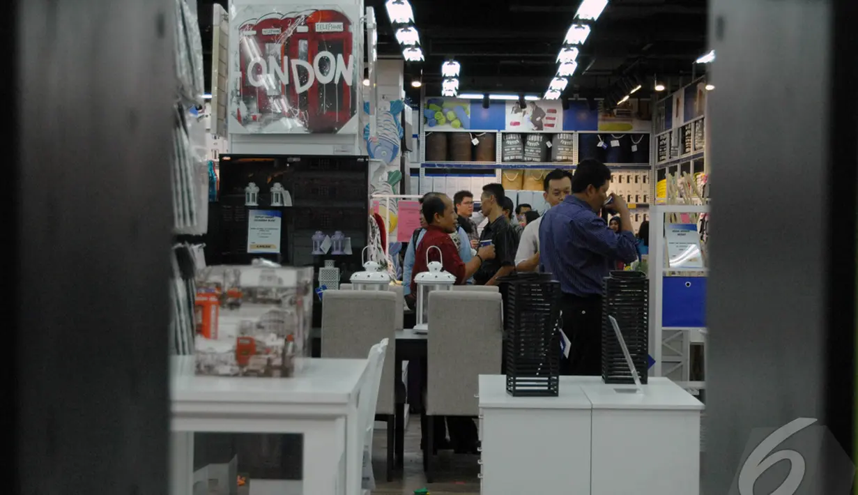 Para pengunjung melihat produk yang ditawarkan oleh JYSK usai diresmikan, Pluit Village, Jakarta, Selasa (11/11/2014)(Liputan6.com/Miftahul Hayat)