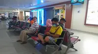 Suasana ruang tunggu di Bandara Pekanbaru menunggu penerbangan ke Jakarta. (Liputan6.com/M Syukur)