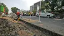 Pekerja menyelesaikan proyek revitalisasi trotoar di kawasan Kemang, Jakarta, Jumat (29/6/2019). Revitalisasi trotoar Kemang diharapkan dapat membuat ekonomi di kawasan tersebut menjadi lebih baik. (Liputan6.com/Herman Zakharia)