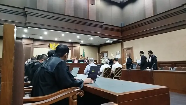 Pengusaha Harvey Moeis menjalani sidang putusan terkait kasus dugaan korupsi timah di Negeri Tipikor Jakarta pada Senin (23/12/2024), namun sang istri Sandra Dewi tak terlihat.