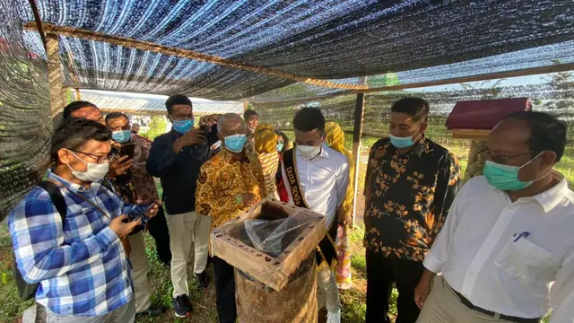 Staf Khusus Presiden RI Billy Mambrasar bersama Rektor Universitas Teuku Umar Prof Jasman J. Ma’ruf meresmikan Pusat Inkubasi Bisnis Universitas Teuku Umar, yang berlokasi di Kota Meulaboh, Kabupaten Aceh Barat. (istimewa)