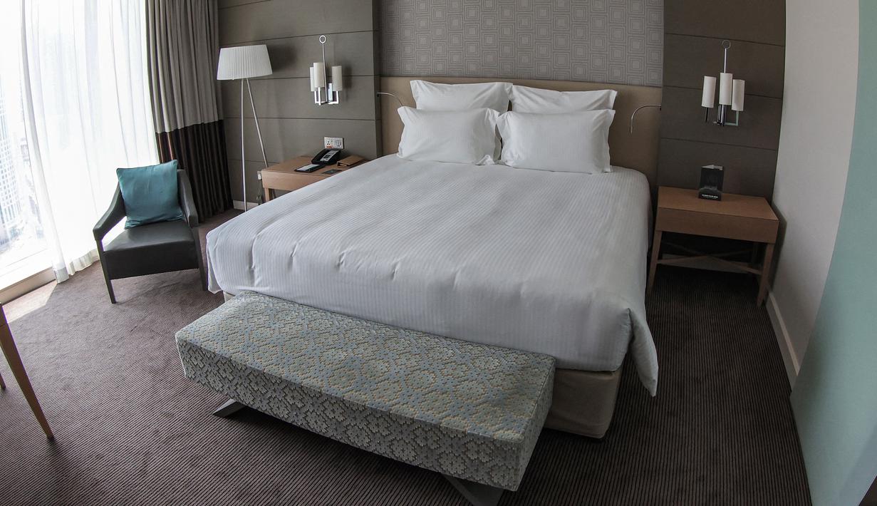 Kamar tidur yang tersedia di Hotel Pullman Doha West-Bay menawarkan fasilitas dari CO Bigelow, brand perawatan kulit ternama asal Inggris. Bantal dan selimut pun didesain untuk tidur malam yang lebih nyenyak. (AFP/Karim Jaafar)