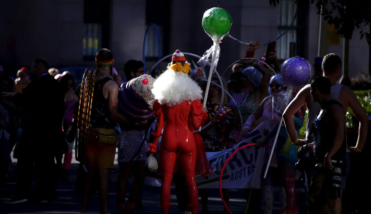 Peserta mengenakan kostum unik untuk mengikuti parade Gay dan Lesbian Mardi Gras di Sydney , Australia , 5 Maret 2016. (REUTERS / David Gray)