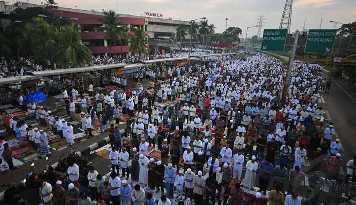  Warga Jakarta yang tidak melakukan mudik tetap kusyuk menjalankan Salat Idul Fitri yang jatuh pada Senin (28/07/14) (Liputan6.com/Johan Tallo) 