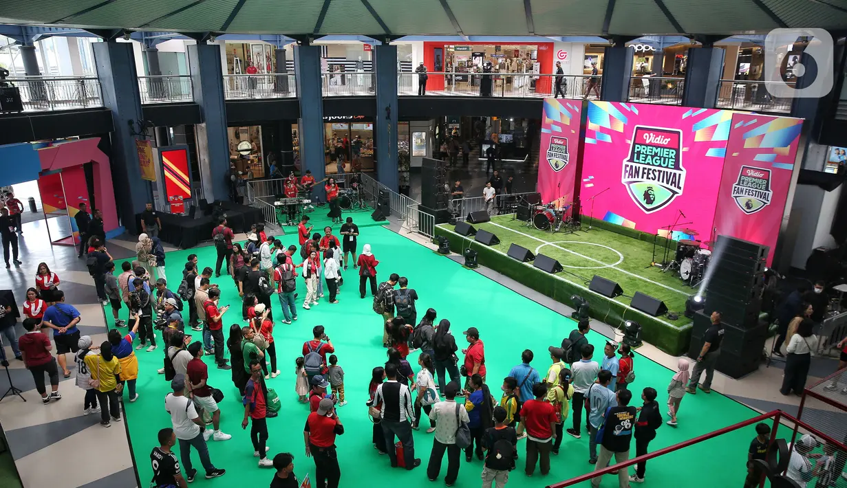 Ada dua lokasi untuk bisa melihat dan berfoto dengan trofi Liga Inggris. Pertama dengan mengunjungi Cilandak Town Square pada 14-15 September. Kedua, ZonaBlu x GoFit di Stadion Utama Gelora Bung Karno (SUGBK) pada 16 September 2024 mulai pukul 07.00 hingga 09.00 WIB. (Liputan6.com/Angga Yuniar)
