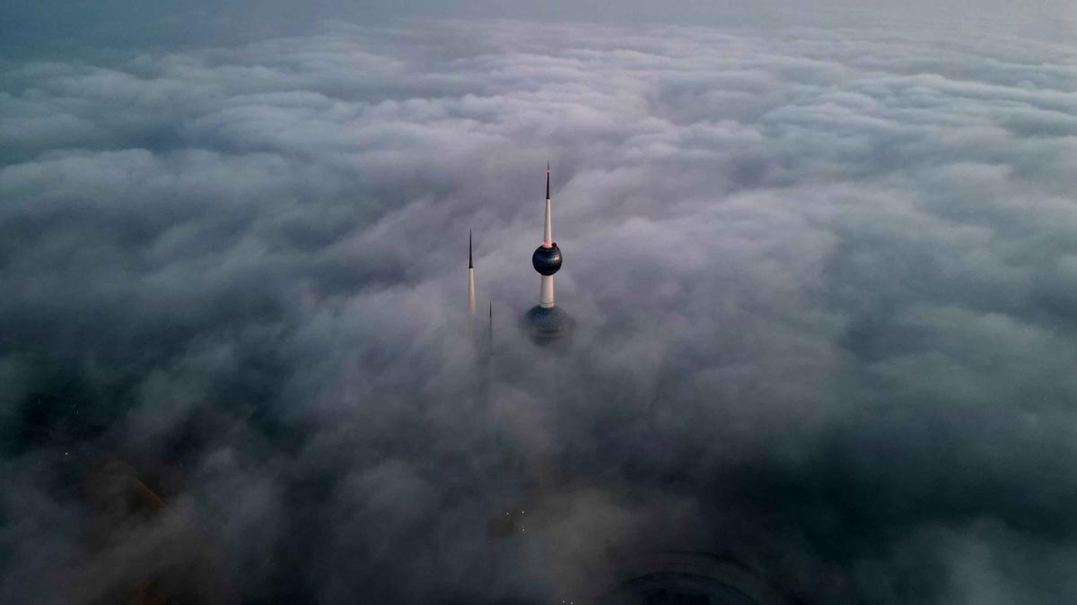 Cakrawala Kuwait Tertutup Kabut Tebal, Ciptakan Ilusi Kota di Atas Awan
