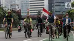 Sejumlah warga berolahraga melintas di kawasan Sudirman - Thamrin saat akhir pekan, Jakarta, Minggu (20/2/2022). Aktivitas warga di kawasan tersebut relatif ramai saat Pemberlakuan Pembatasan Kegiatan Masyarakat (PPKM) level tiga di ibu kota. (Liputan6.com/Johan Tallo)