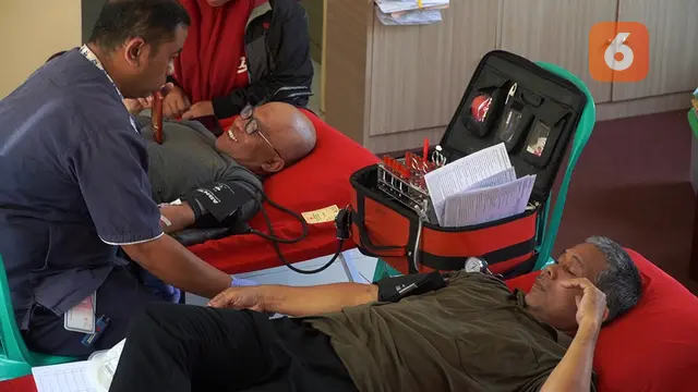 Belasan Jemaah Ahmadiyah donorkan darah untuk penuhi stok kebutuhan darah PMI Kota Sukabumi, (Liputan6.com/Fira Syahrin)