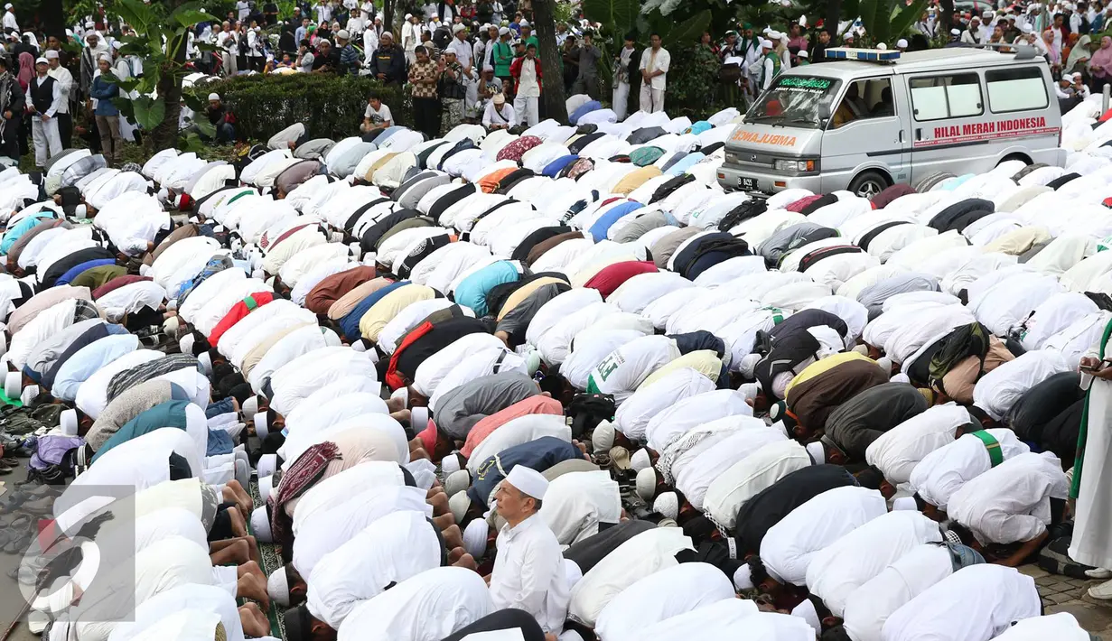 Ribuan massa ormas Islam melaksanakan salat saat mendatangi Balai Kota Jakarta, Jumat (14/10). Mereka menuntut agar Gubernur DKI Basuki Tjahaja Purnama ditindak terkait ucapannya yang dianggap melecehkan agama. (Liputan6.com/Immanuel Antonius)