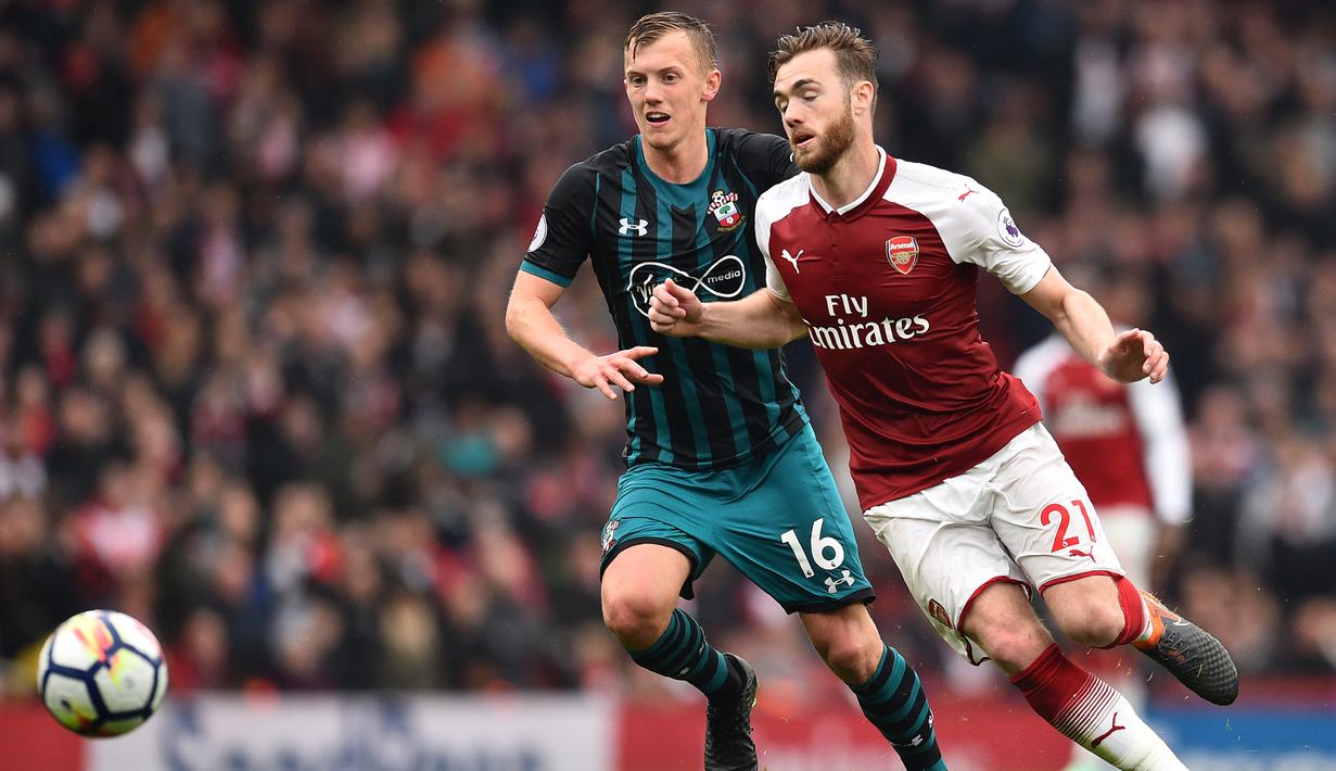 Bek Arsenal, Calum Chambers, berusaha menahan laju gelandang Southampton, James Ward-Prowse, pada laga Premier League di Stadion Emirates, London, Minggu (8/4/2018). Arsenal menang 3-2 atas Southampton. (AFP/Glyn Kirk)