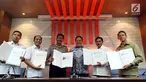Anggota Ombudsman Adrianus Meliala bersama Irwasum Polri Bambang Suhariono, perwakilan BIN, Kabaintelkam Polri, dan Kemenkopolhukam memaparkan hasil kajian terkait perizinan senjata api di Ombudsman RI, Jakarta, Selasa (22/1). (Liputan6.com/JohanTallo)