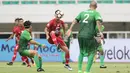 Aksi pemain Persiba Balikpapan, Masahito Noto (tengah) mencoba keluar dari kepngan pemain PS TNI pada Lanjutan Liga 1 2017 di Stadion Pakansari, Bogor, Jumat (5/5/2017). PS TNI dan Persiba bermain imbang 1-1.  (Bola.com/Nicklas Hanoatubun)