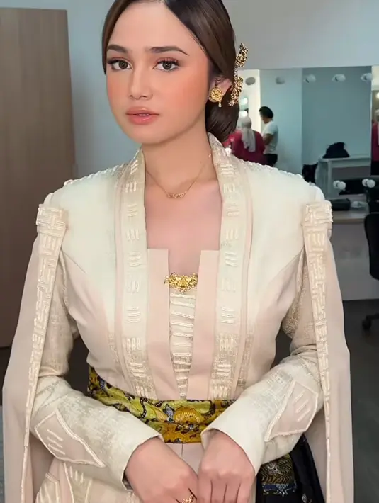 Syifa Hadju tampil serba coklat dengan kebaya hingga makeupnya. Syifa mengenakan kebaya beraksen cape dipadukan obi dan kain batik sebagai bawahan. [@danybarca22]