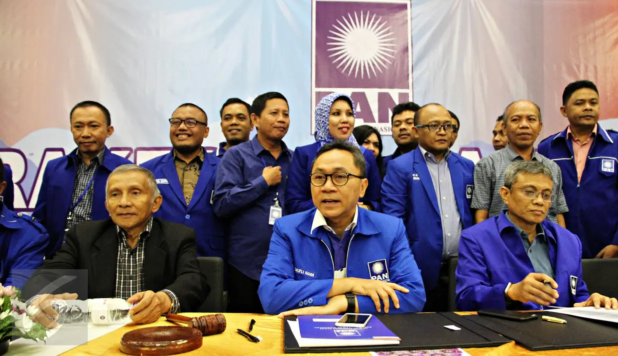 Ketua Umum PAN Zulkifli Hasan (tengah) bersama Ketua Dewan Kehormatan PAN Amien Rais (kiri) memberikan keterangan seusai penutupan Rapat Kerja Nasional (Rakernas) PAN di Hotel Mercure, Jakarta, Senin (29/5).(Liputan6.com/Immanuel Antonius)