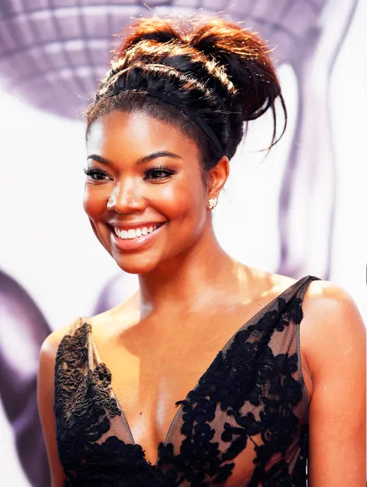Aktris Gabrielle Union saat tiba di NAACP Image Awards , Pasadena , California (5/2/16). NAACP awards yaitu suatu penghargaan bagi seniman seni dan dunia hiburan. (REUTERS/Danny Moloshok)