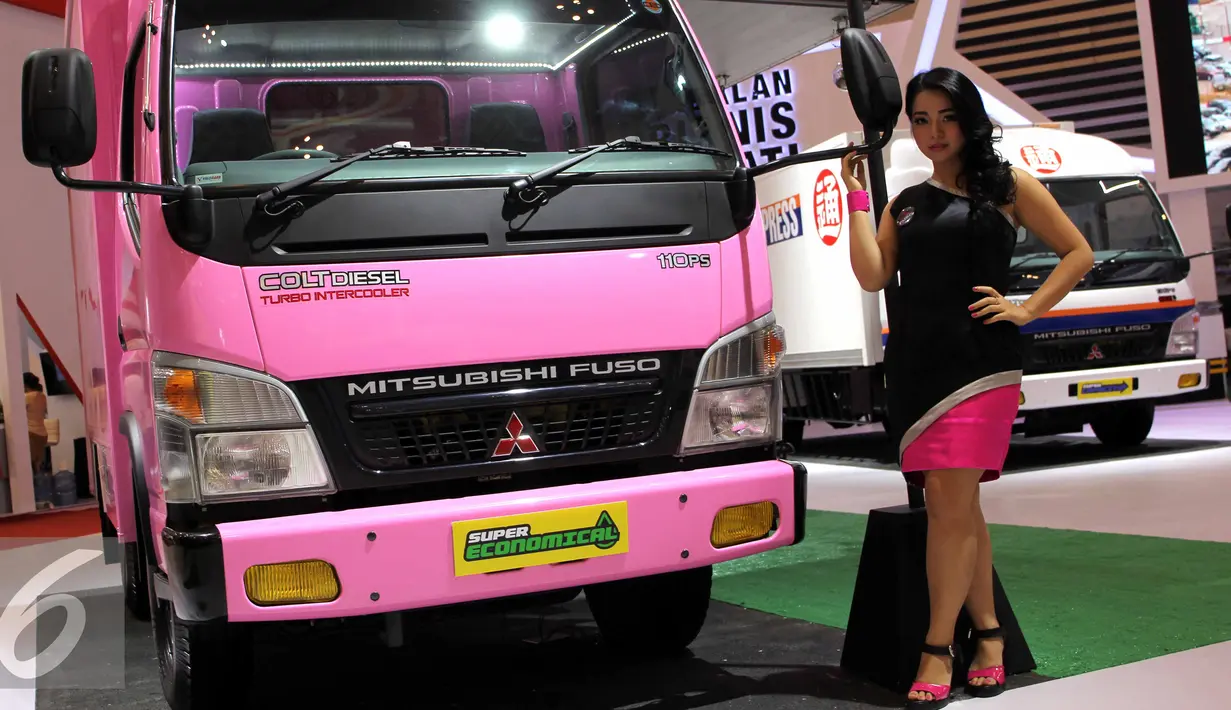 Seorang wanita cantik berpose dengan salah satu mobil yang dipamerkan pada Auto Show GIIAS 2015, Jakarta, Jumat (21/8/2015). Kehadiran para wanita cantik menjadi warna tersendiri pada acara pameran tersebut. (Liputan6.com/Helmi Afandi)