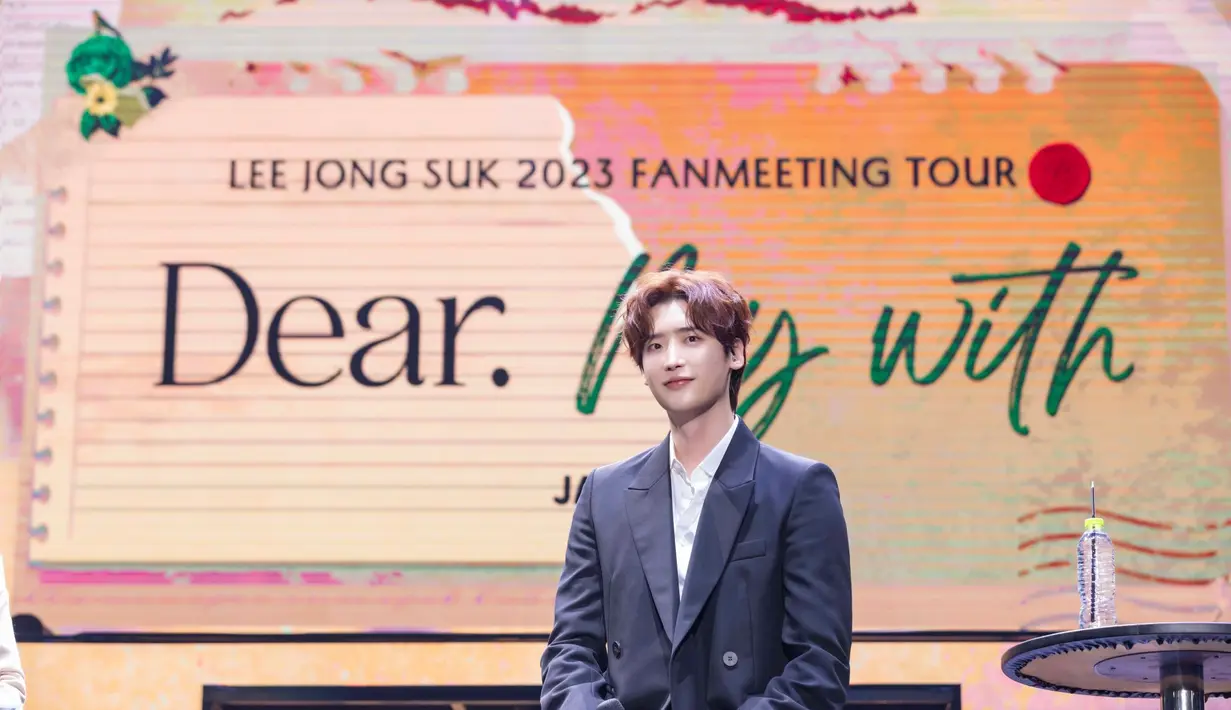 Dalam segmen JS Big Data, Lee Jong Suk membahas berbagai topik tentang dirinya, termasuk soal olahraga saat sekolah. Sang aktor mengatakan bahwa dia lebih menyukai piket bersih-bersih daripada ikut pendidikan jasmani. (Foto: Applewood)