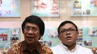 Ketua LPAI Seto Mulyadi (kiri) berbicara saat menggelar audiensi dengan keluarga korban vaksin palsu di Kantor Lembaga Perlindungan Anak Indonesia (LPAI), Jakarta, Sabtu (16/7). (Liputan6.com/Immanuel Antonius)