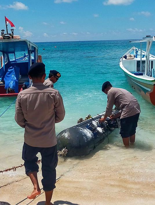 Tim Gegana Brimob Polda NTB memastikan benda tersebut tidak mengandung bahan peledak atau radioaktif. Tampak dalam foto yang diambil pada 6 April 2026 menunjukkan sebuah objek mirip torpedo dengan panjang 3,7 meter dan lebar 65 sentimeter, yang ditemukan oleh seorang nelayan di dekat Selat Lombok setelah terseret ke pantai di Gili Trawangan, Nusa Tenggara Barat. (Foto oleh AFP)