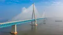 Foto dari udara menunjukkan pemandangan jembatan yang menghubungkan Nantong dan Zhangjiagang di Provinsi Jiangsu, China, Selasa (30/6/2020). Jembatan jalan raya dan kereta api kabel pancang tersebut dibuka untuk lalu lintas pada 1 Juli. (Xinhua/Li Bo)