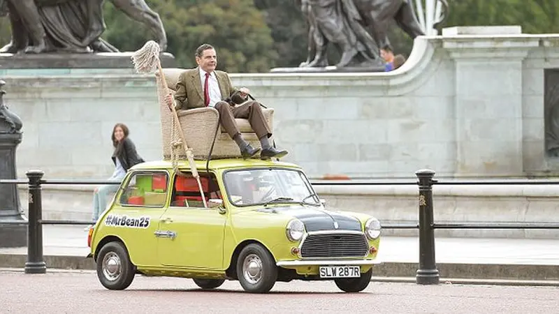 Lagi, Mr. Bean Kembali Kendarai Mobil Mungilnya Dari Atap
