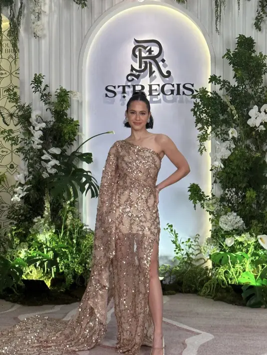 Pevita Pearce tampil dengan dress coklat one shoulder berpayet dengan potongan paha tinggi. Ia memadukannya dengan heels putihnya. @pevpearce.