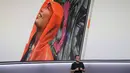 Vice President of Product Management Google, Mario Queiroz menjelaskan tentang ponsel Pixel 2 saat acara Google di SFJAZZ Center, California, Rabu (4/10). Kedua seri Pixel 2 ini menggunakan sistem operasi Android 8.0 Oreo. (AP Photo/Jeff Chiu)